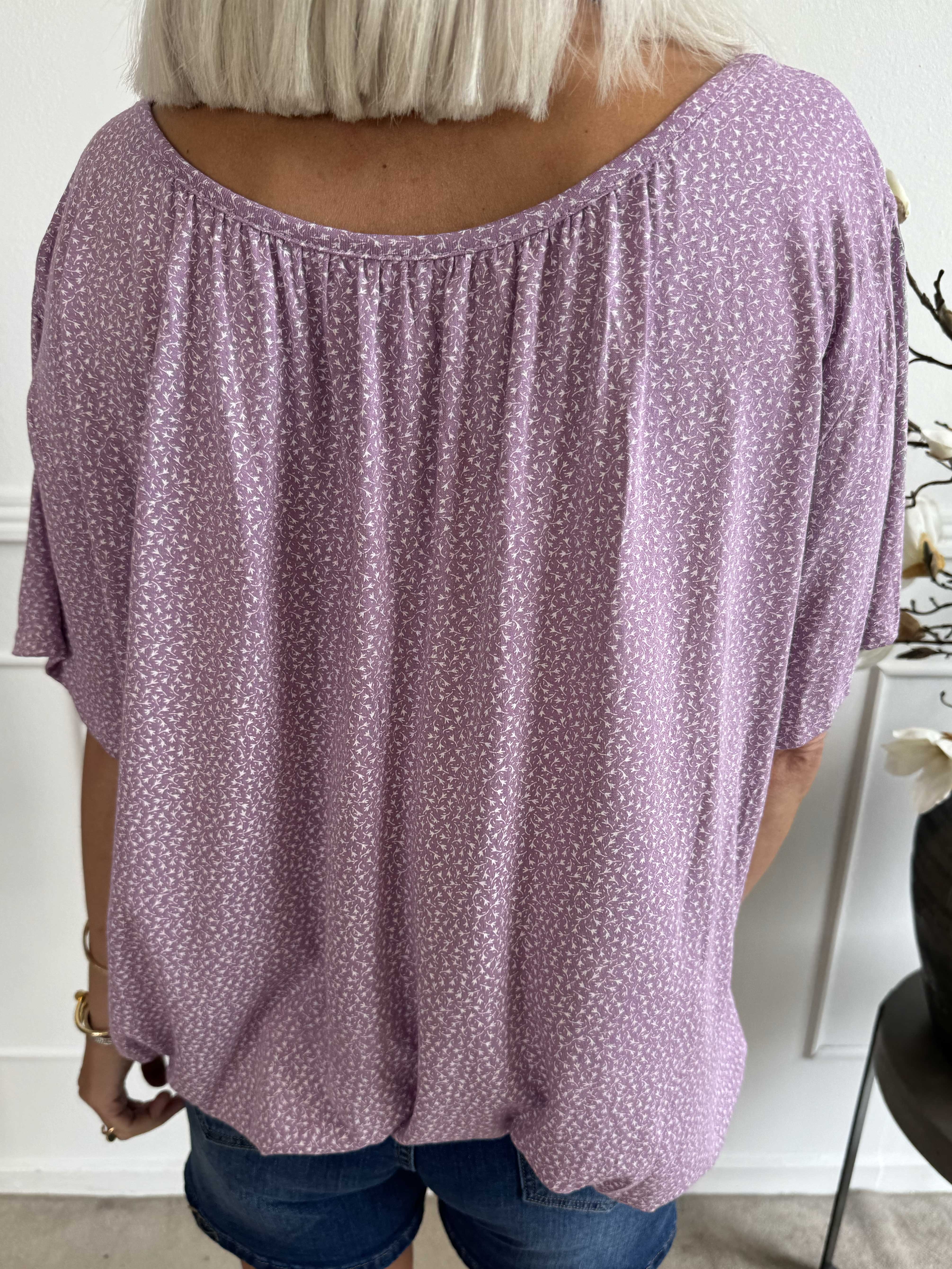 Miracle Flower T-shirt - Bluse i viskose med elastik forneden